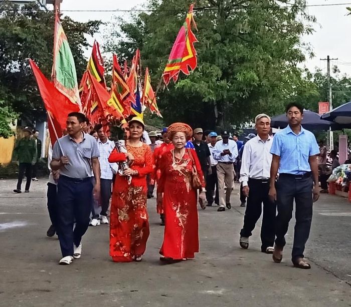Người dân, du khách hòa vào dòng người rước kiệu, dâng lễ tham gia Lễ hội Phù Nhì, tưởng nhớ ngày mất của Hoàng Thái hậu Ngô Thị Ngọc Dao