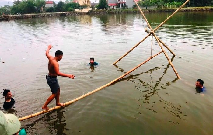 Đi cầu treo - một trò chơi dân gian, vui nhộn thu hút nhiều người tham gia.