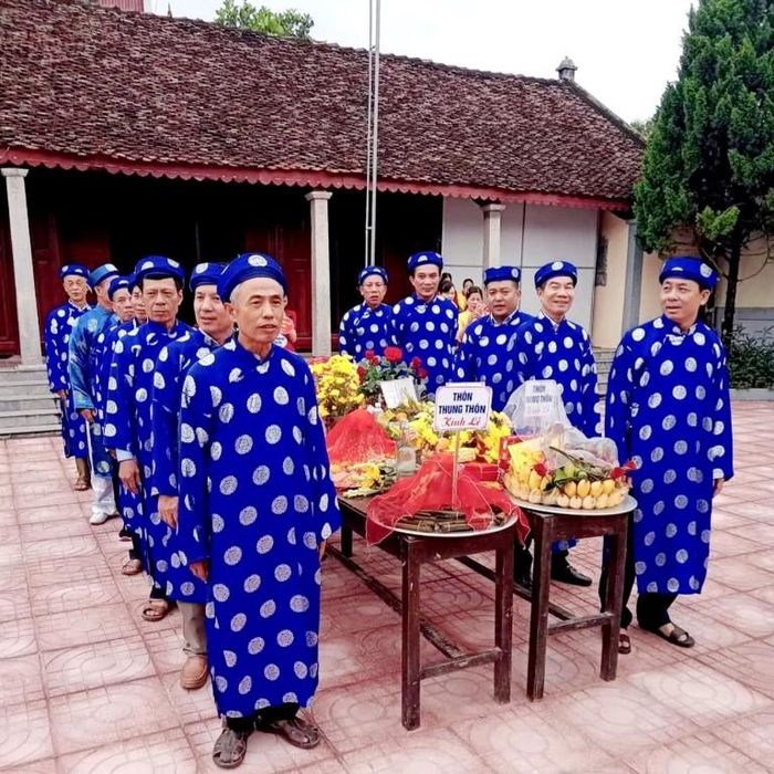 Áo dài, khăn đóng - trang phục truyền thống xưa vẫn luôn được lưu giữ khi tham gia lễ hội.