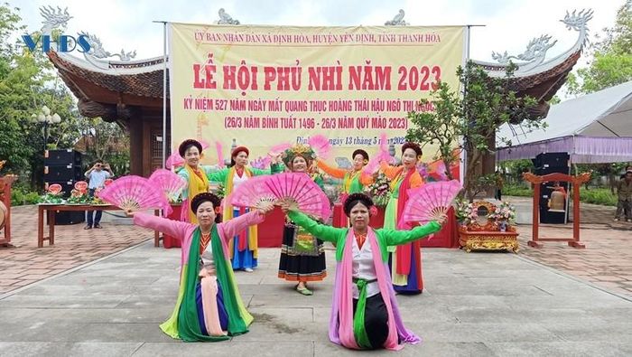 Cùng với phần lễ, phần hội diễn ra nhiều hoạt động phong phú, đặc sắc, thể hiện cuộc sống ấm no, tinh thần phấn khởi của người dân.