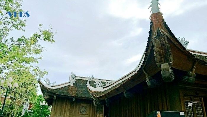 Đền thờ Thánh Mẫu Ngô Thị Ngọc Dao được xây dựng theo lối kiến trúc phương Đông và mang đậm dấu ấn văn hóa thời Lê. Quần thể di tích này (Điện Thừa Hoa và Từ đường Phúc Quang) là một trong những địa danh được tôn kính và ngưỡng mộ, chỉ đứng sau Di tích lịch sử Lam Kinh trên đất xứ Thanh.