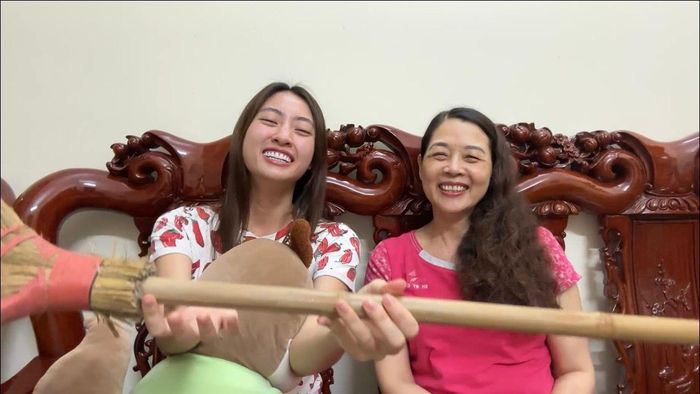 Lương Thùy Linh thoải mái chia sẻ những khoảnh khắc bên mẹ. 