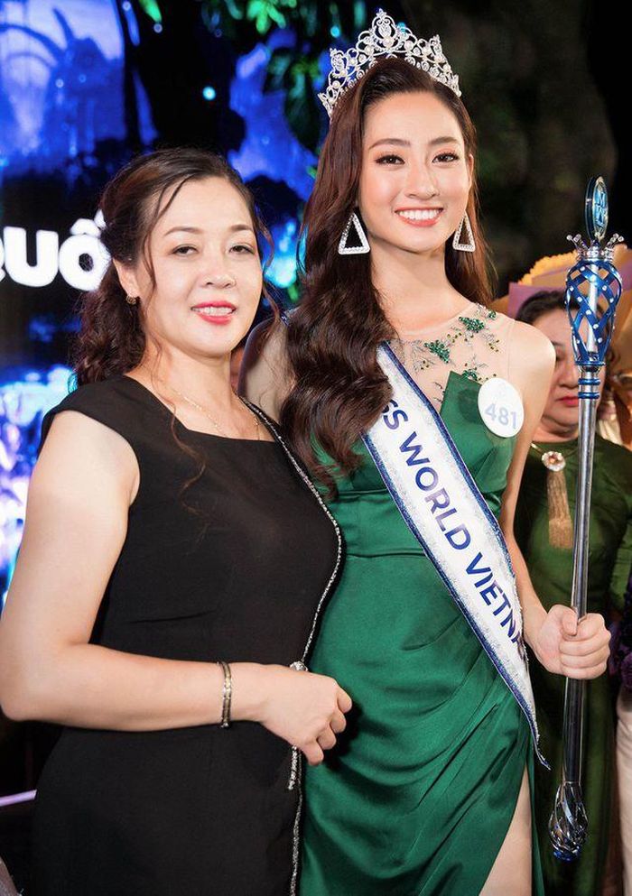 Hoa hậu sinh năm 2000 khẳng định, mẹ chính là hình mẫu lý tưởng trong lòng cô.