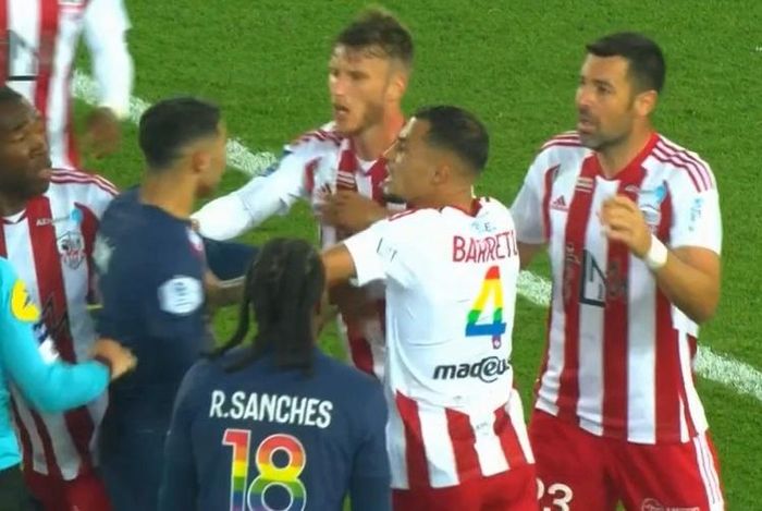 Hakimi, Marquinhos lao đến khi Messi bị chơi xấu.