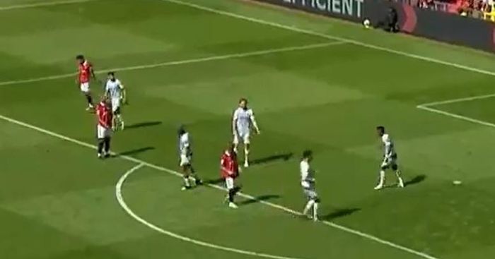  Trước cơ hội ngon ăn bị bỏ lỡ, Sancho giơ tay với vẻ đầy thất vọng rồi cúi đầu quay trở lại vị trí. 