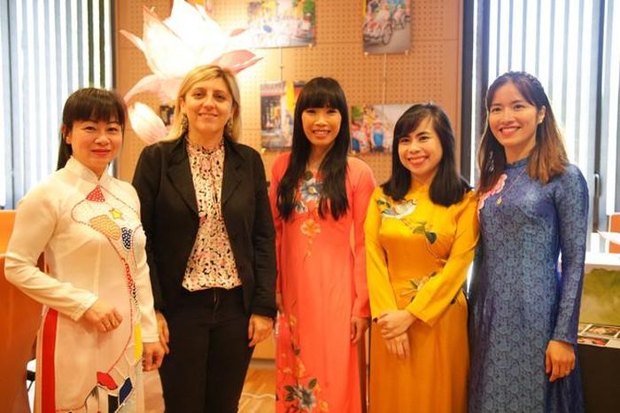 Bà Elodie Le Floch (áo đen), thị trưởng thành phố Kervignac chụp ảnh cùng bà Stephanie Do (áo dài màu da cam), đại biểu Quốc hội vùng Seine et Marne nhiệm kỳ 2017 – 2022, chụp ảnh cùng BTC