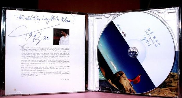 Album ký tặng từ nhạc sĩ Đỗ Bảo. Ảnh: Lương Đình Khoa