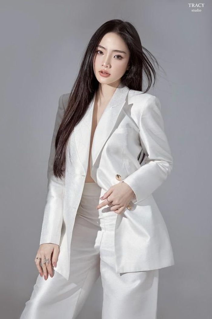 Châu Anh từng nổi đình đám với hình ảnh mặc áo dài thướt tha ngày nhập học, cũng từ đó mà tên tuổi của cô nàng gắn với cái tên "hot girl ảnh thẻ", "phủ sóng" khắp các fanpage lớn, nhỏ hiện nay.
