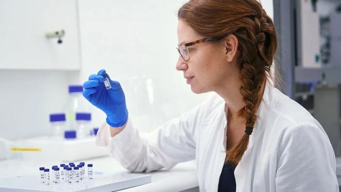 Tiến sĩ Barbara Huber làm việc trong phòng thí nghiệm.