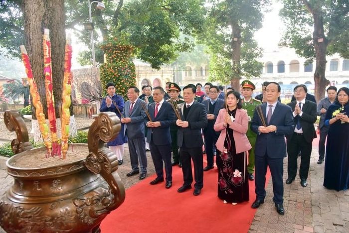 Bí thư Thành ủy Hà Nội Đinh Tiến Dũng cùng lãnh đạo thành phố Hà Nội trong chuyến thăm, dâng hương tại Hoàng thành Thăng Long. (Ảnh : Viết Thành. Báo HNM)