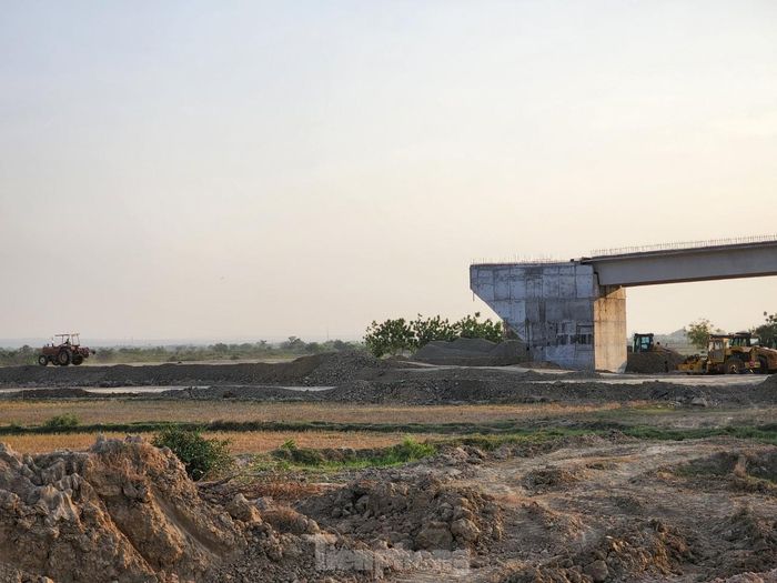 Hiện tại, hệ thống đường gom, cầu vượt dân sinh và hệ thống an toàn giao thông vẫn đang triển khai.