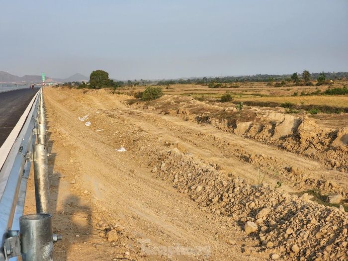 Giai đoạn 1 của cao tốc Vĩnh Hảo - Phan Thiết, dự án được đầu tư quy mô 4 làn xe, bề rộng nền đường 17 m, các đoạn đào sâu, đắp cao có quy mô 4 làn xe, bề rộng nền đường hơn 32 m. 
