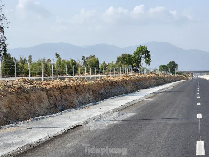 Hiện tại, công trường cao tốc Vĩnh Hảo - Phan Thiết đang có nhiều công nhân, kỹ sư đang tất bật thi công nước rút các hạng mục hộ lan, biển báo, hàng rào... 