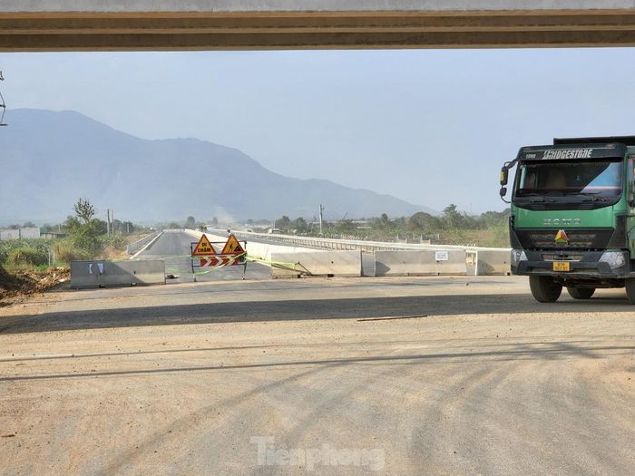 Điểm đầu của cao tốc Vĩnh Hảo - Phan Thiết là điểm cuối của cao tốc Dầu Giây - Phan Thiết. Hiện tại, điểm đầu cao tốc Vĩnh Hảo - Phan Thiết đang được rào chắn để ngăn xe chạy vào.