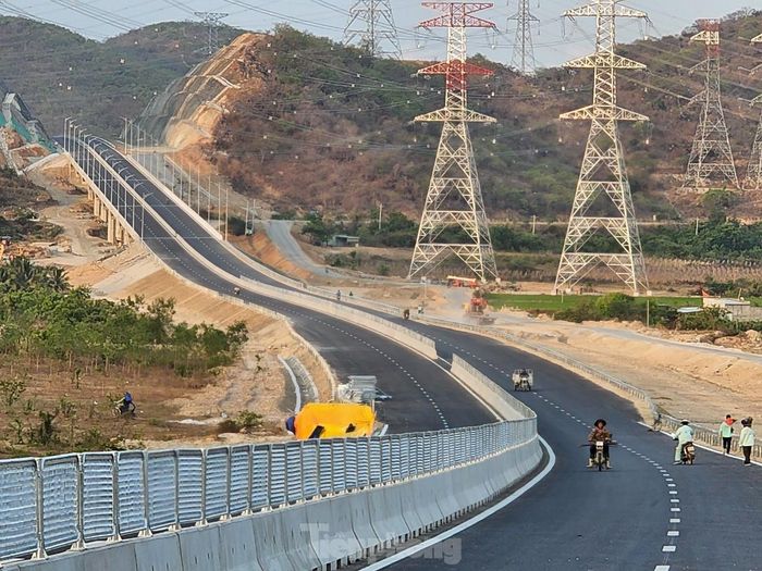 Cảnh đẹp nên thơ trên cao tốc Vĩnh Hảo - Phan Thiết.