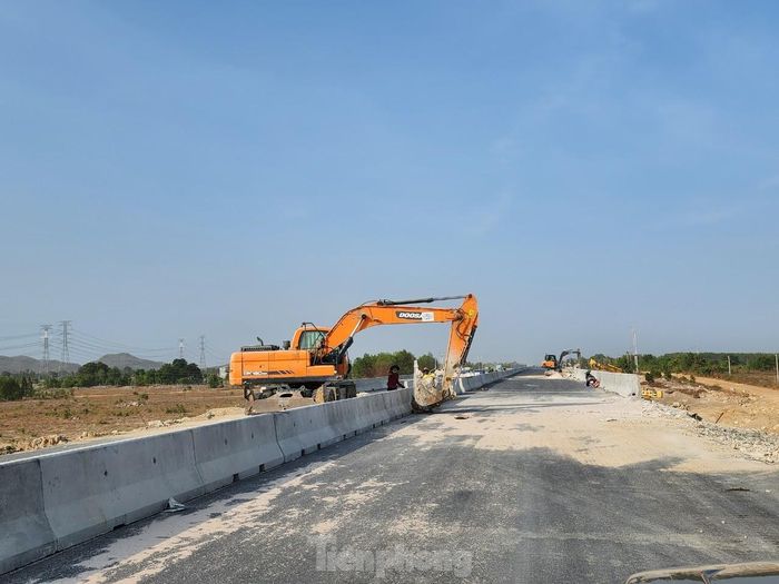 Công nhân đang thi công, lắp đặt con lươn ở giữa.