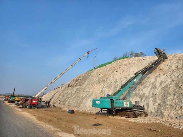 Để chuẩn bị cho giai đoạn 2 của cao tốc Vĩnh Hảo - Phan Thiết, chủ đầu tư đã cho nổ mìn, chuẩn bị mặt bằng.