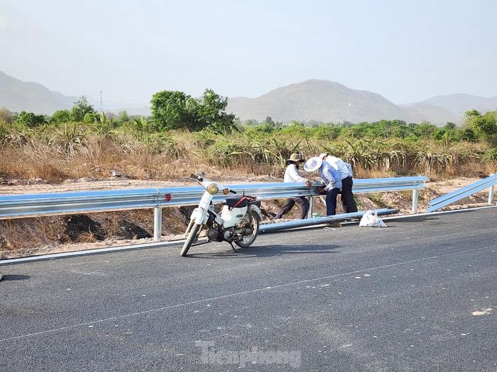 Công nhân đang lắp hộ lan trên cao tốc Vĩnh Hảo - Phan Thiết.