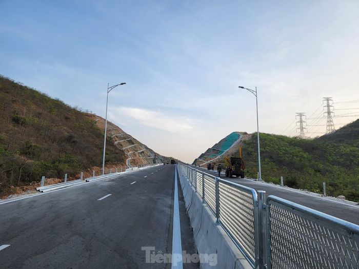 Đoạn cao tốc Vĩnh Hảo - Phan Thiết phải bạt núi để xây dựng sắp hoàn thiện.