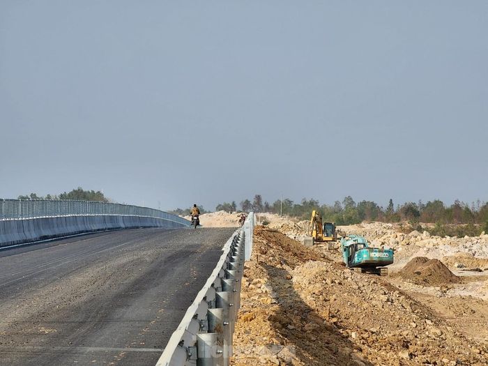 Máy xúc, máy đào đang thi công hệ thống thoát nước trên cao tốc Vĩnh Hảo - Phan Thiết.