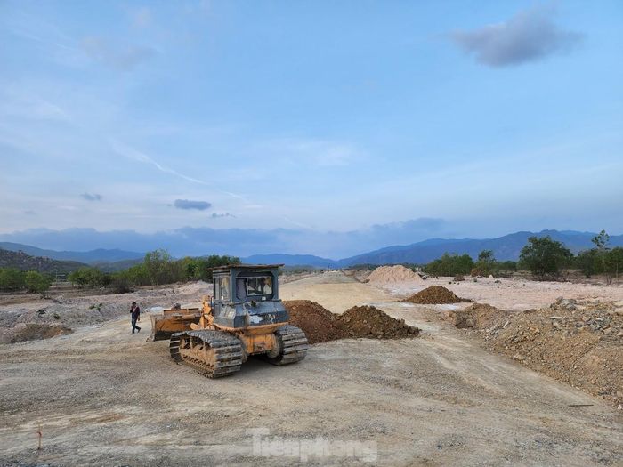 Điểm cuối cao tốc Phan Thiết - Vĩnh Hảo tại Km 134+00, phía trước nút giao Vĩnh Hảo thuộc địa phận xã Vĩnh Hảo, huyện Tuy Phong. Đây là điểm đầu của cao tốc Vĩnh Hảo - Cam Lâm, đang được thi công.