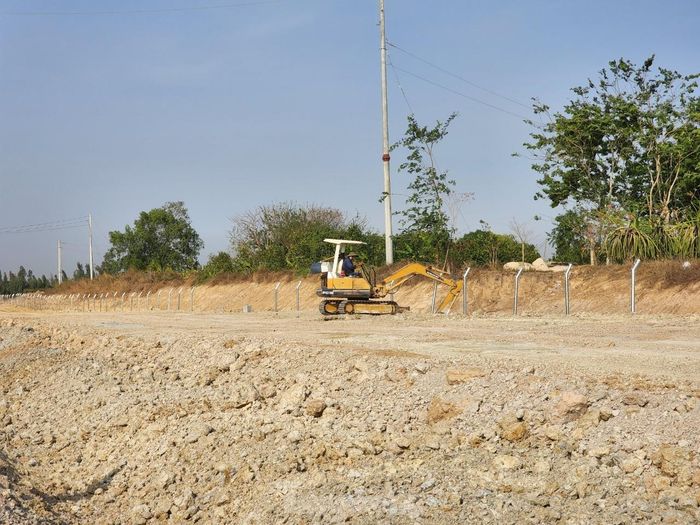 Công nhân đang cắm mốc, dựng hàng rào trên cao tốc Vĩnh Hảo - Phan Thiết.