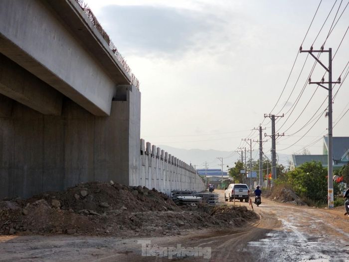 Bên dưới đoạn cao tốc Vĩnh Hảo - Phan Thiết, đường dân sinh chưa được thi công.