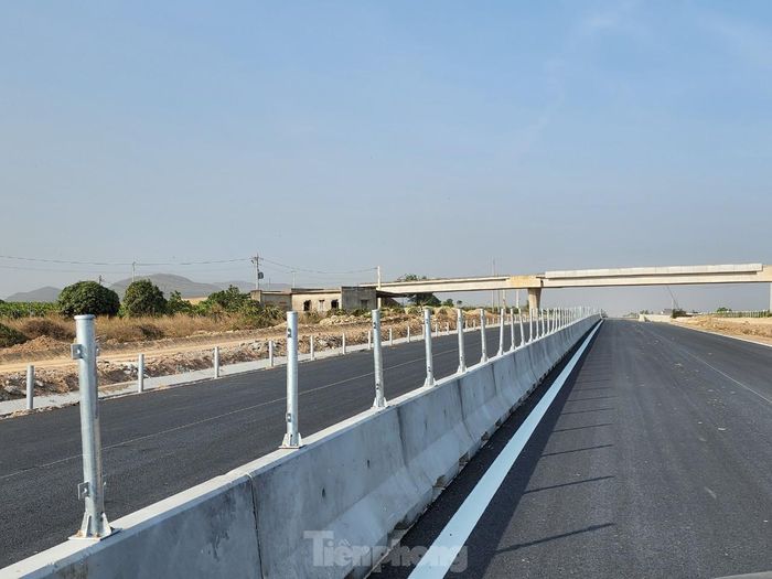 Trong đó, khó khăn về nguồn đất đắp cho đến đầu tháng 4/2023 mới được tháo gỡ. 
