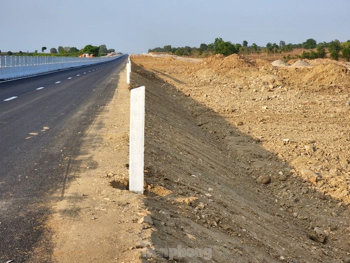 Một đoạn cao tốc Vĩnh Hảo - Phan Thiết đã hoàn chỉnh.