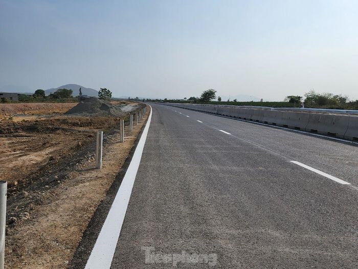 Toàn tuyến chính của cao tốc Vĩnh Hảo - Phan Thiết đã cơ bản hoàn thành. Trên công trường nhà thầu đang khẩn trương hoàn thiện lắp đặt biển báo, tấm chống lóa và thi công các cầu vượt, nút giao...