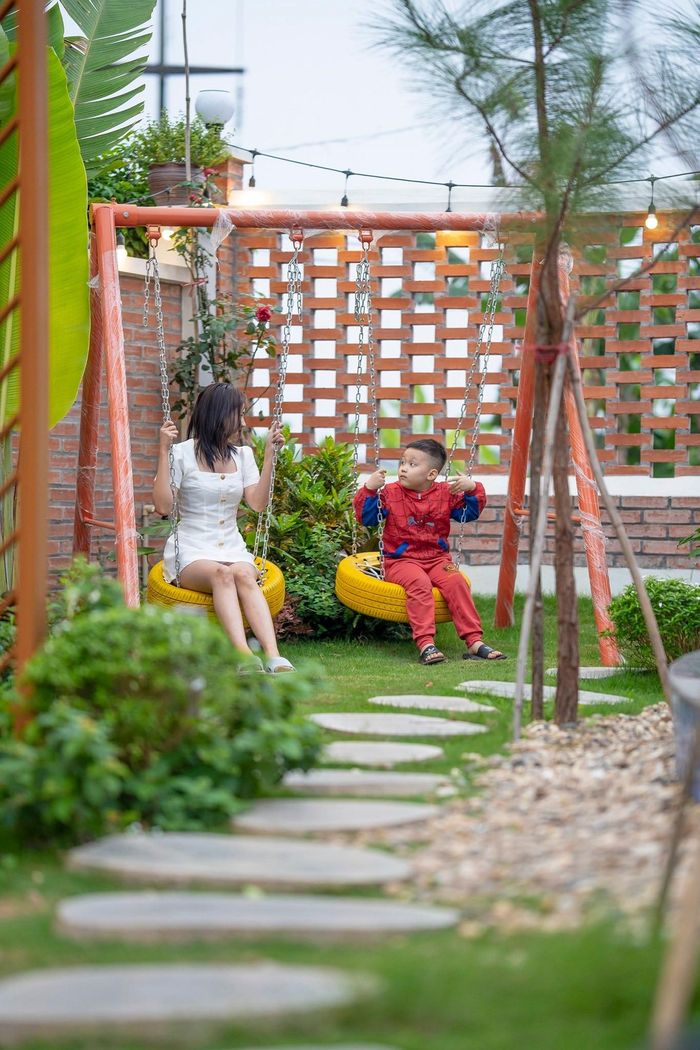 "Cuối tuần, ngày lễ Tết hay nghỉ hè, cả gia đình tôi lại di chuyển về đây ở. Vì, tôi muốn con mình có tuổi thơ hạnh phúc, thoải mái khám phá những điều thú vị", chị Hiên Phạm cho biết.