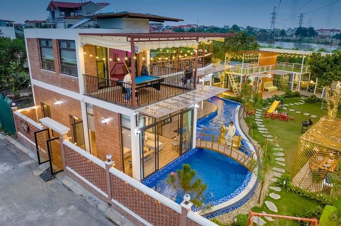 Khu nhà đẹp như mô hình DIY với bể bơi bao quanh nhà, điều hòa không khí mát mẻ. Khung cửa kính kết nối thiên nhiên.