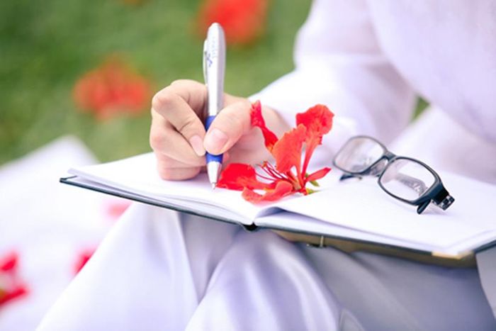 Một tiếng phượng rơi, tìm lại ngày xưa cũ bằng những trang lưu bút cũ, tôi càng thêm yêu mùa hạ. Ảnh minh họa: Internet.