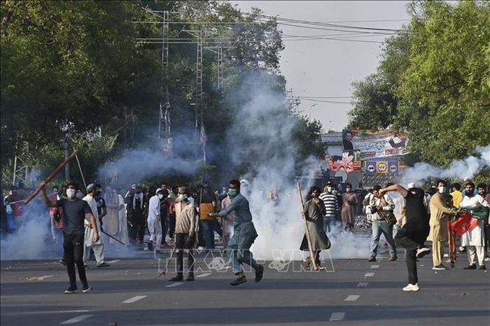 Người biểu tình ủng hộ cựu Thủ tướng Pakistan Imran Khan gây bạo loạn tại Lahore ngày 9/5/2023. Ảnh: AFP/TTXVN