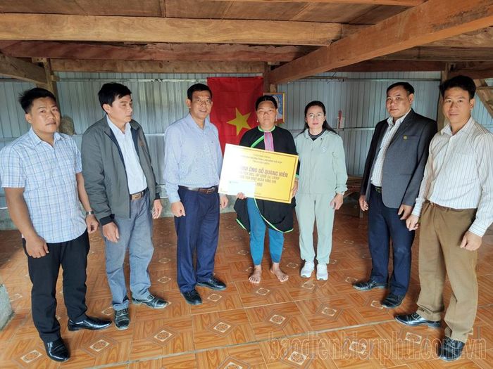 Đại diện lãnh đạo UBND, Ủy ban MTTQ huyện Tủa Chùa trao “Mái ấm nghĩa tình” cho người nghèo trên địa bàn huyện.