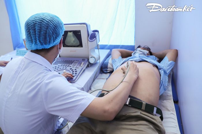 Bên cạnh đó người dân được khám siêu âm ổ bụng nhằm kiểm tra, tầm soát, phát hiện sớm các căn bệnh; bác sĩ sẽ tư vấn, hướng dẫn cho người dân có biện pháp theo dõi, điều trị kịp thời.