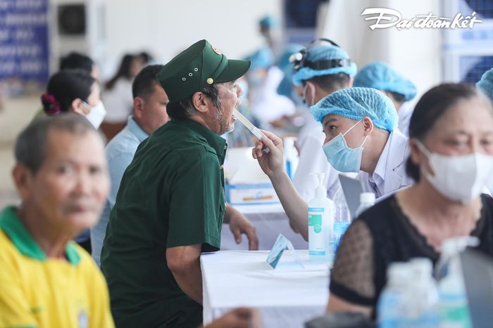 Tại nơi khám bệnh, người dân sẽ được đội ngũ y, bác sỹ chuyên khoa về tim mạch, bệnh truyền nhiễm, da liễu, dinh dưỡng... tư vấn, giải đáp những thắc mắc về tình hình sức khỏe, cách thức điều trị, tăng sức đề kháng, giữ gìn sức khỏe.