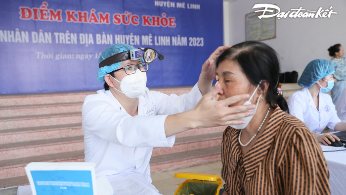Chương trình khám sức khỏe cho người dân huyện Mê Linh với sự tham gia của hơn 400 các y, bác sĩ giỏi, có nhiều kinh nghiệm đến từ 15 bệnh viện lớn của Trung ương, Thành phố.