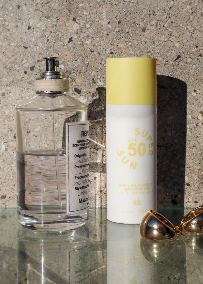 Kem chống nắng cần bôi cả ở mặt và cổ. Ảnh minh họa: Sunny Skin/Pexels.