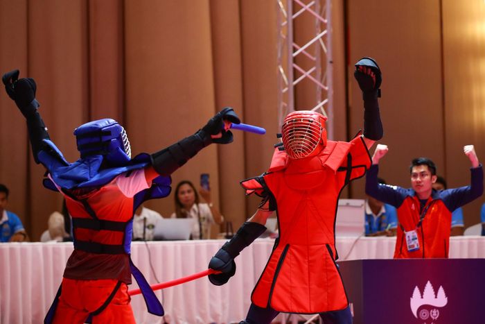 Do là môn mới, đội tuyển võ gậy Việt Nam trước SEA Games 2023 có rất ít thời gian chuẩn bị khi tập trung muộn, nhiều vận động viên được chuyển đổi từ môn võ khác sang. Ngoài ra, đội tuyển võ gậy trước giải cũng có những ồn ào liên quan đến việc thiếu thống trang thiết bị tập luyện do thời gian chuẩn bị ngắn.