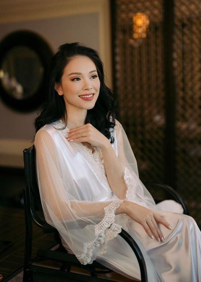 Từ cuối năm 2022, trước khi đám cưới diễn ra, cô nàng đã gây chú ý khi liên tục diện những trang phục che khéo vòng 2.