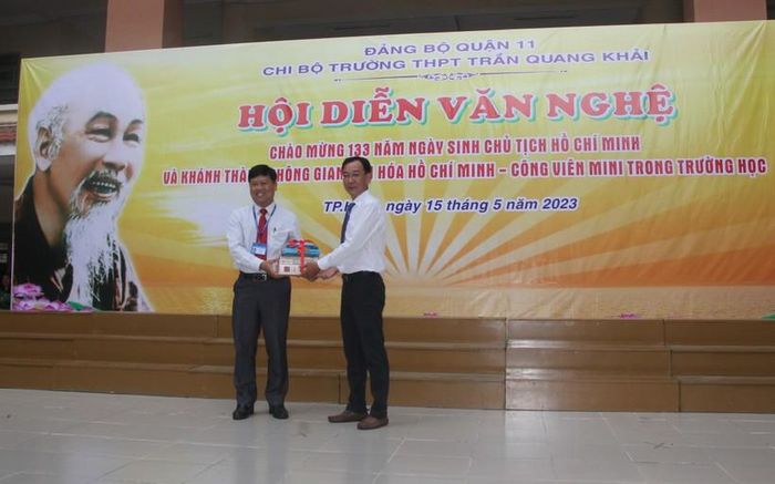 Lãnh đạo Ban Tuyên giáo quận ủy Quận 11 tặng sách cho Trường THPT Trần Quang Khải.