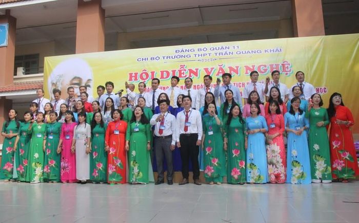 Tiết mục biểu diễn của cán bộ, giáo viên Trường THPT Trần Quang Khải tại hội diễn văn nghệ chào mừng 133 năm ngày sinh Chủ tịch Hồ Chí Minh.