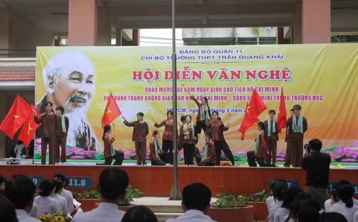 Tiết mục biểu diễn của học sinh Trường THPT Trần Quang Khải tại hội diễn văn nghệ chào mừng 133 năm ngày sinh chủ tịch Hồ Chí Minh.