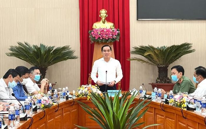 Ông Huỳnh Quang Hưng - Chủ tịch UBND TP. Phú Quốc phát biểu tại buổi họp.