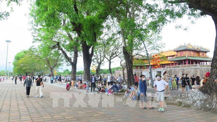 Đông đảo du khách đã chọn Thừa Thiên - Huế là điểm đến để tham quan và nghỉ dưỡng. Ảnh: Tường Vi - TTXVN