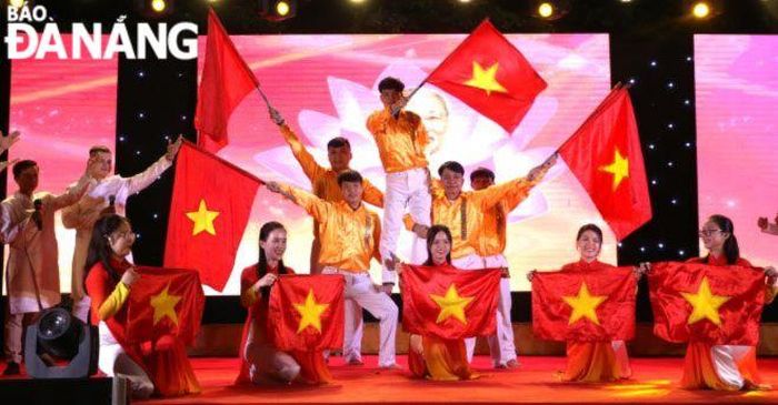 Tiết mục văn nghệ Tổ quốc ta cờ bay. Ảnh: T.PHƯƠNG