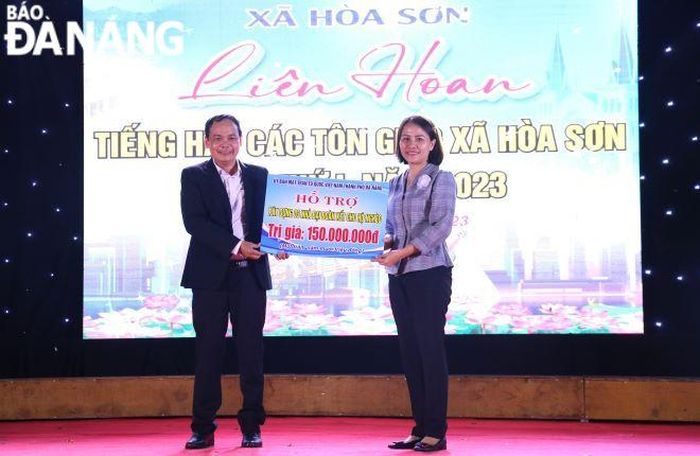 Phó Chủ tịch Ủy ban MTTTQ Việt Nam thành phố Trần Thị Mẫn trao tặng 3 nhà đại đoàn kết cho 3 hộ nghèo tại xã Hòa Sơn trị giá 150 triệu đồng. Ảnh: X.HẬU