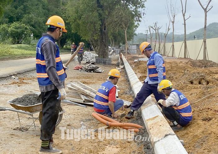 Công nhân tổng thầu DELTA thi công bó vỉa Dự án Flamingo Tân Trào (Sơn Dương).