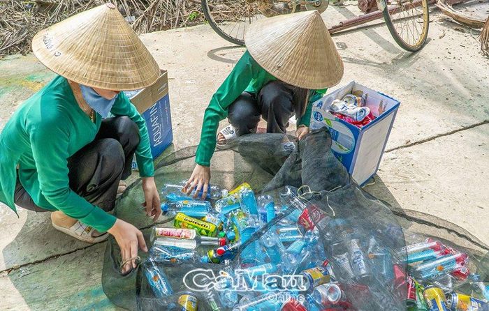 Rác thải nhựa được bỏ vào thùng riêng để đưa đến khu tái chế, xử lý, bảo vệ môi trường. (Ảnh chụp tại Ðiểm du lịch Hương Tràm, huyện U Minh).